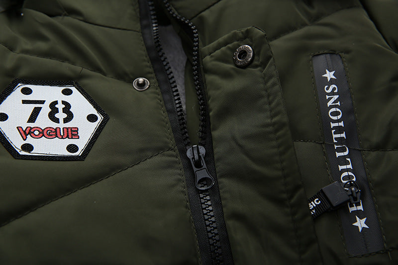 Modische Jungen-Baumwolljacke mit verdickter Buchstaben-Aufdruck und Kapuze