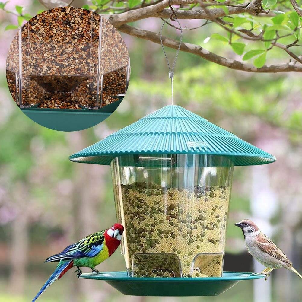 Transparenter Vogelfutterspender zum Aufhängen im Garten im Freien